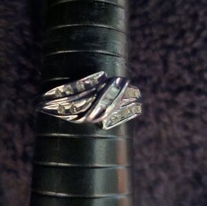 Silver setting ring with delicate detailed stones